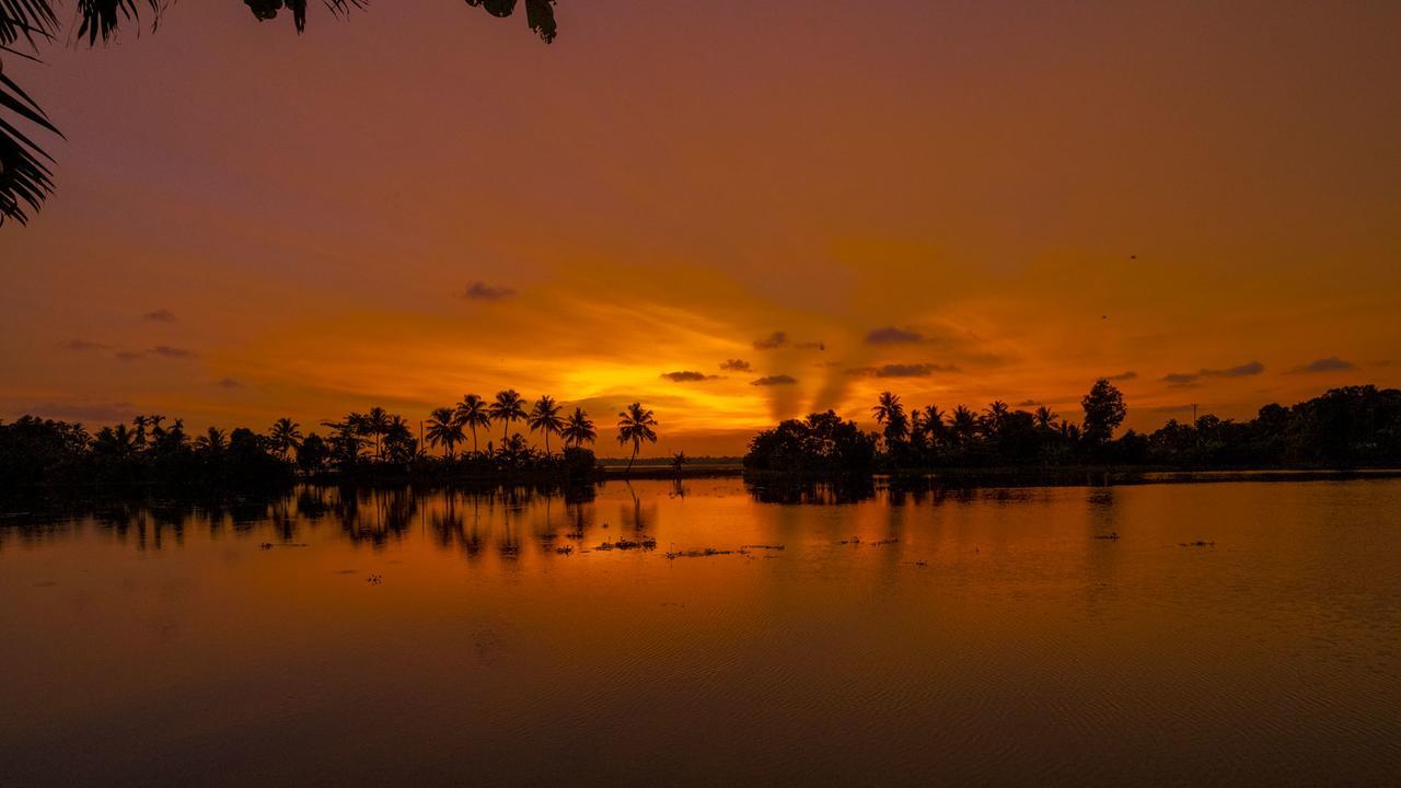 Warmth Lake Haven Alappuzha Bagian luar foto