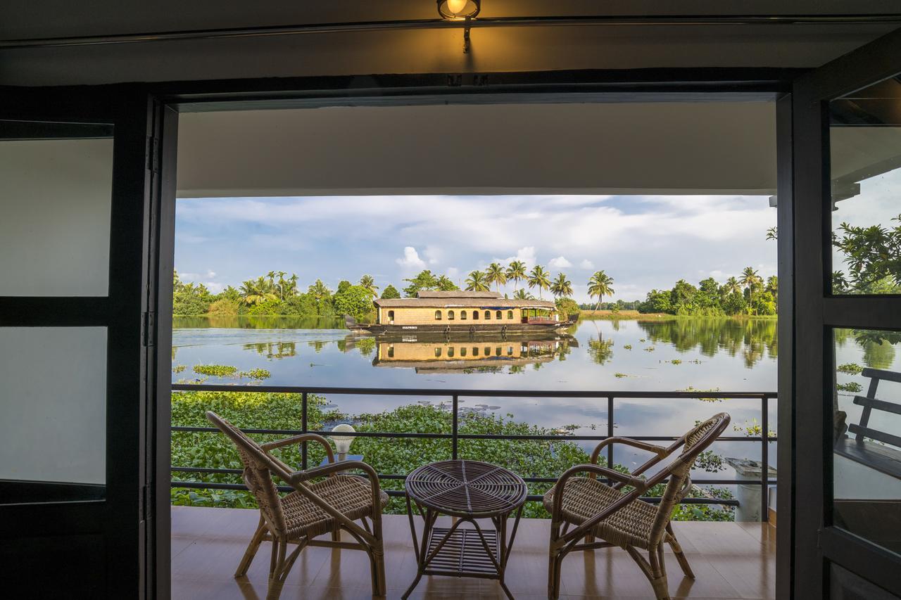 Warmth Lake Haven Alappuzha Bagian luar foto