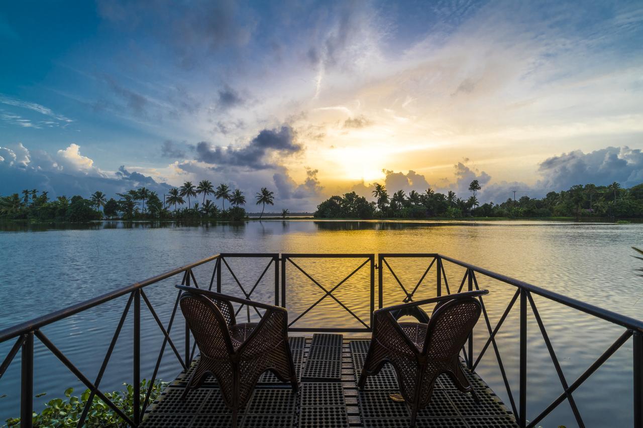 Warmth Lake Haven Alappuzha Bagian luar foto