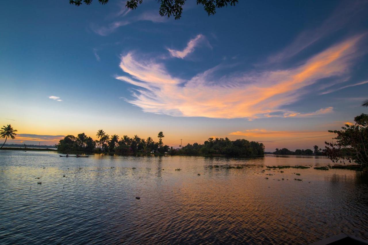 Warmth Lake Haven Alappuzha Bagian luar foto