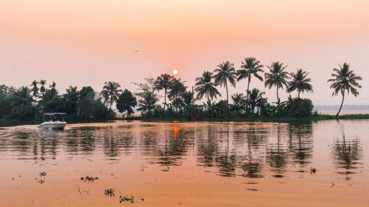 Warmth Lake Haven Alappuzha Bagian luar foto