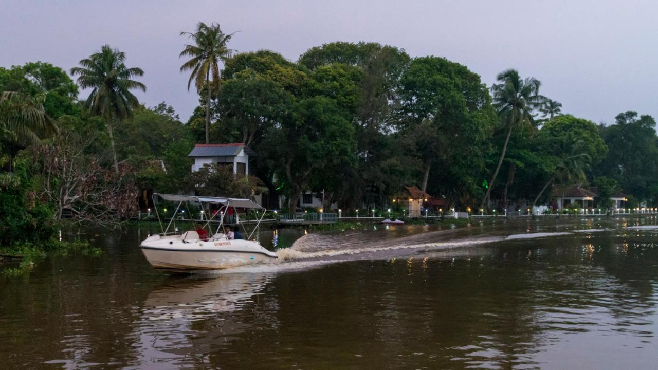 Warmth Lake Haven Alappuzha Bagian luar foto