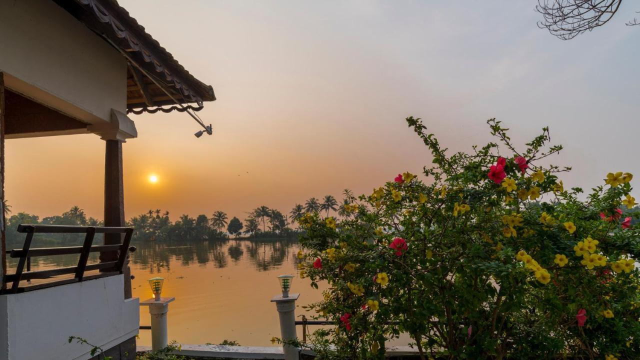 Warmth Lake Haven Alappuzha Bagian luar foto